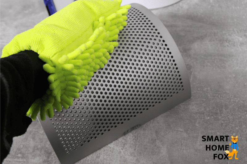 Das Luftgitter vom Dyson Pure Humidify + Cool PH01 Luftreiniger liegt auf dem Tisch und wird mit einem weichen Tuch abgestaubt.